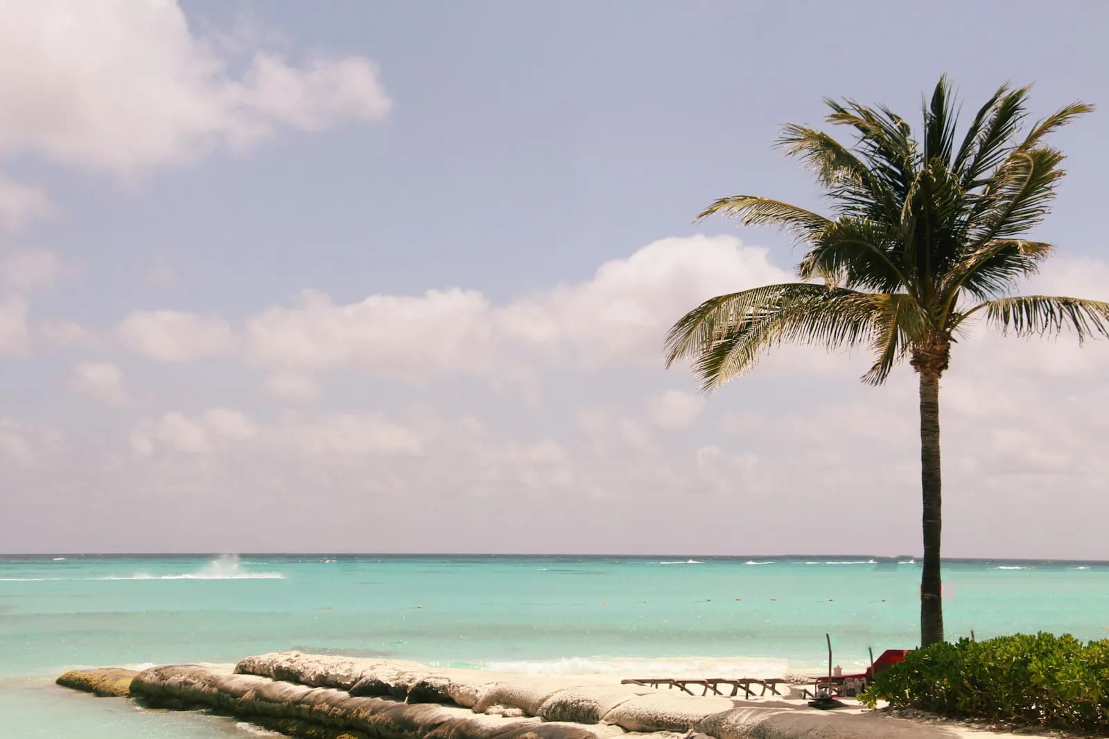 Turquoise Caribbean water that defines the Cancún yacht experience
