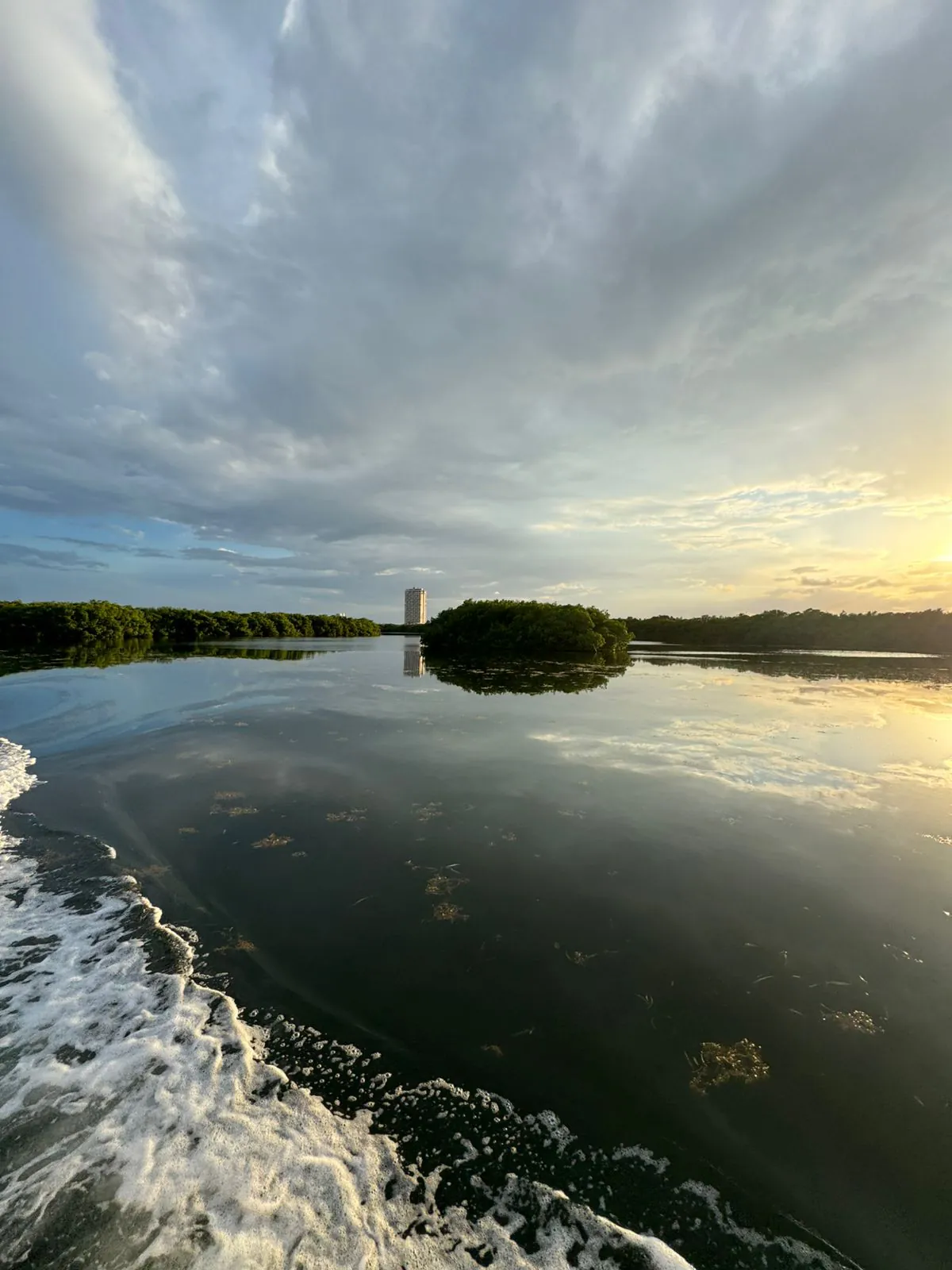 A dramatic Cancún sunset for romantic and celebration charters