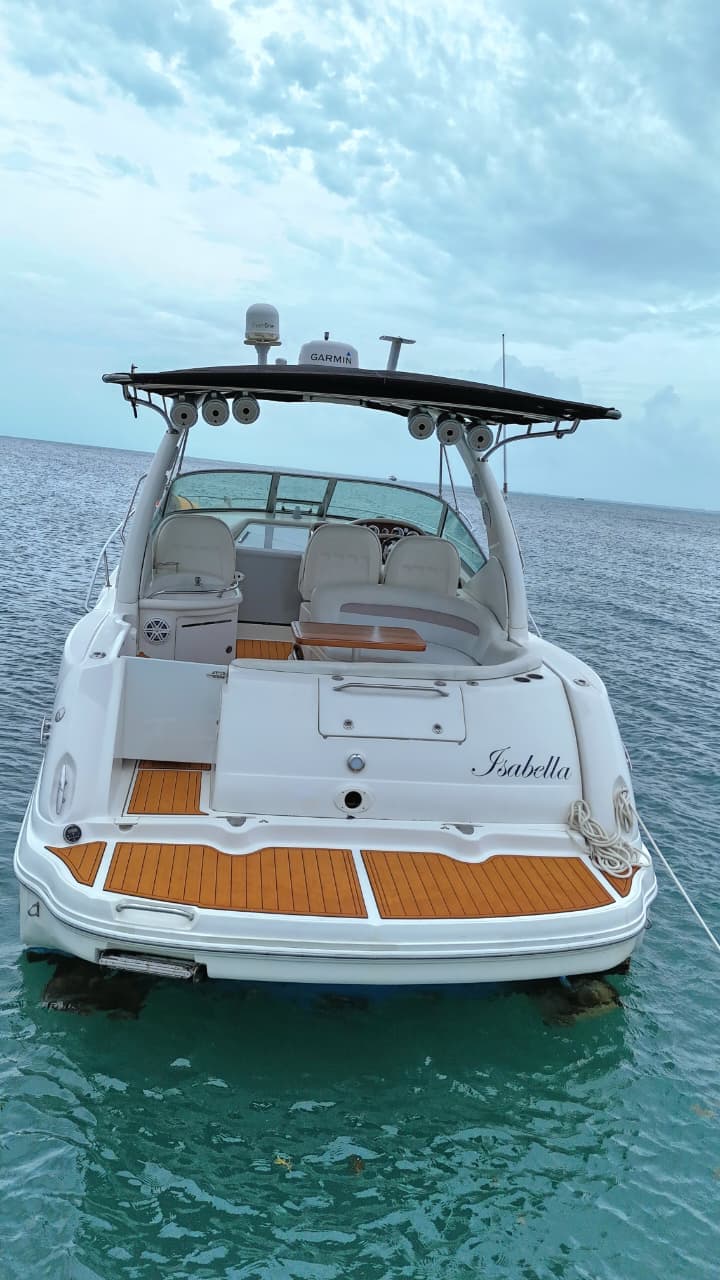 Amigos disfrutando el agua durante un día privado en yate en Cancún